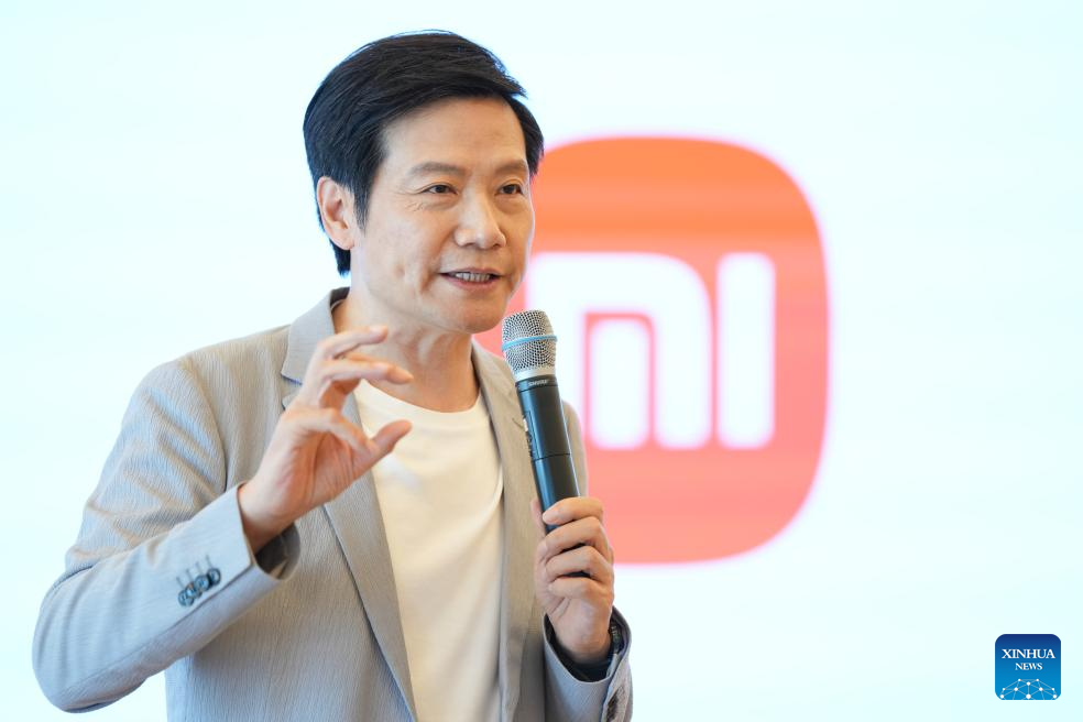 Lei Jun, pengasas dan pengerusi Xiaomi, sedang memberikan taklimat kepada media di kilang automobil Xiaomi di Beijing, pada 16 Jun 2025. (Xinhua/Zheng Huansong)