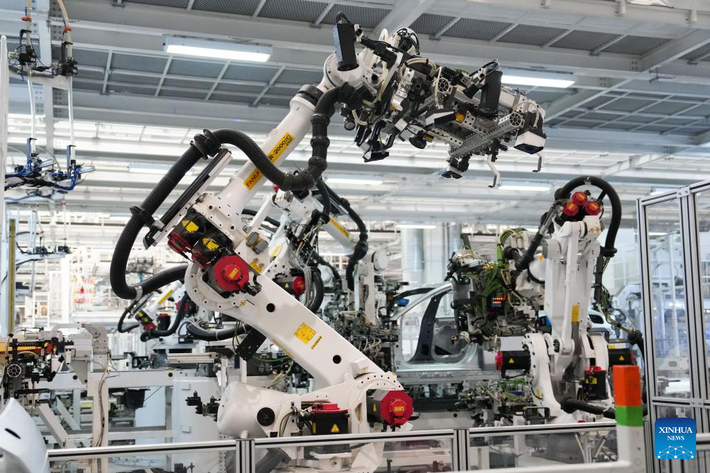 Robot sedang bekerja di kilang automobil Xiaomi di Beijing, pada 16 Jun 2025. (Xinhua/Zheng Huansong)