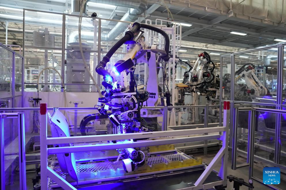 Robot sedang bekerja di kilang automobil Xiaomi di Beijing, pada 16 Jun 2025. (Xinhua/Zheng Huansong)