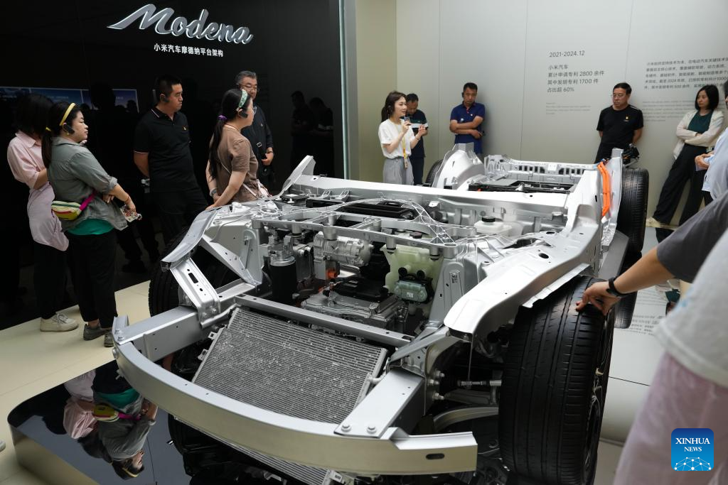 Pengunjung mempelajari mengenai platform Modena di kilang automobil Xiaomi di Beijing, pada 16 Jun 2025. (Xinhua/Zheng Huansong)