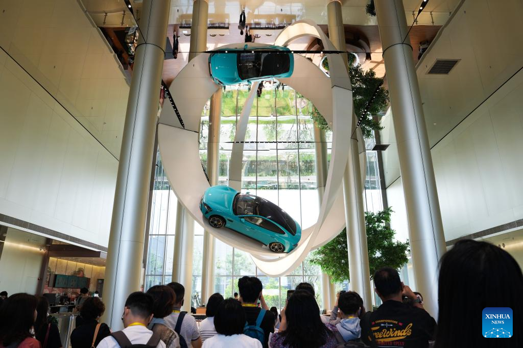 Orang ramai melawat kilang automobil Xiaomi di Beijing, pada 16 Jun 2025. (Xinhua/Zheng Huansong)