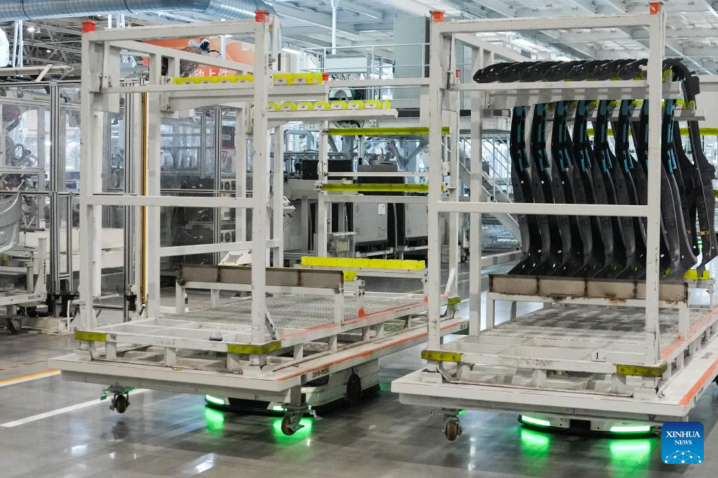 Robot mengalihkan bahan-bahan di kilang automobil Xiaomi di Beijing, pada 16 Jun 2025. (Xinhua/Zheng Huansong)