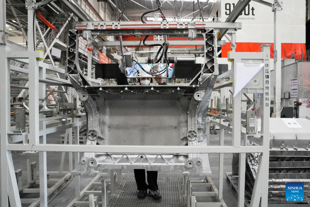 Seorang petugas sedang bekerja di kilang automobil Xiaomi di Beijing, pada 16 Jun 2025. (Xinhua/Zheng Huansong)