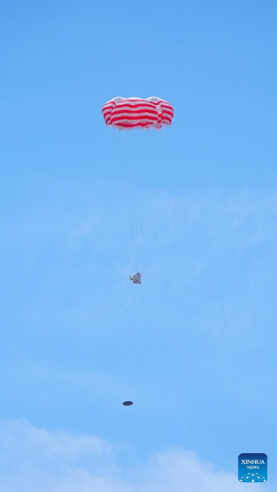 Foto yang diambil pada 17 Jun 2025 ini memaparkan salah satu adegan semasa ujian penerbangan kecemasan terhadap kapal angkasa bermanusia generasi baharu China, Mengzhou pada altitud sifar di barat laut China. China berjaya menjalankan ujian itu pada Selasa, membuat satu langkah ke hadapan yang penting dalam program penerokaan bulan bermanusianya. (Xinhua/Wang Heng)
