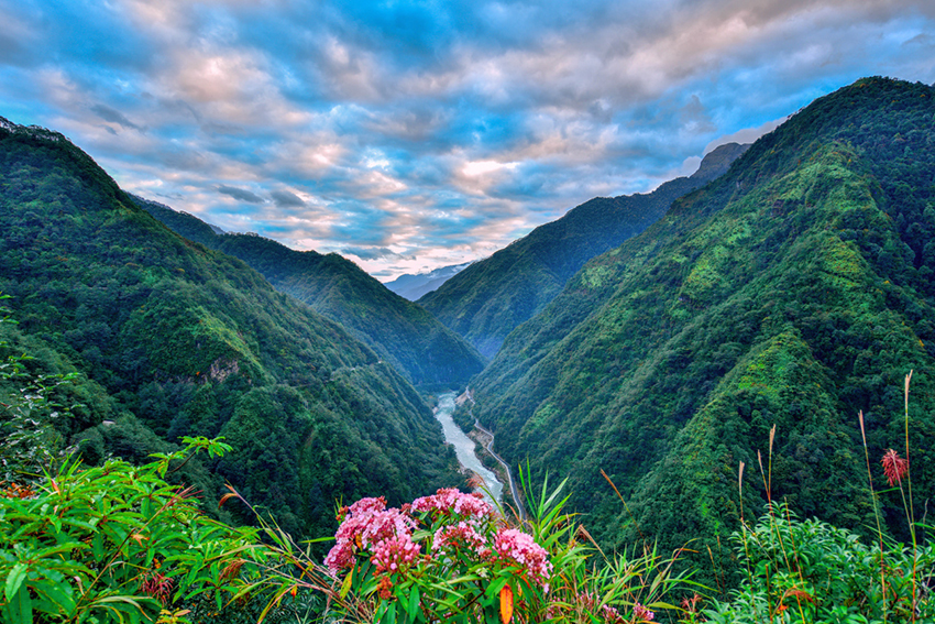Pemandangan ngarai Sungai Dulong di Provinsi Yunnan. (Foto oleh Wang Song)