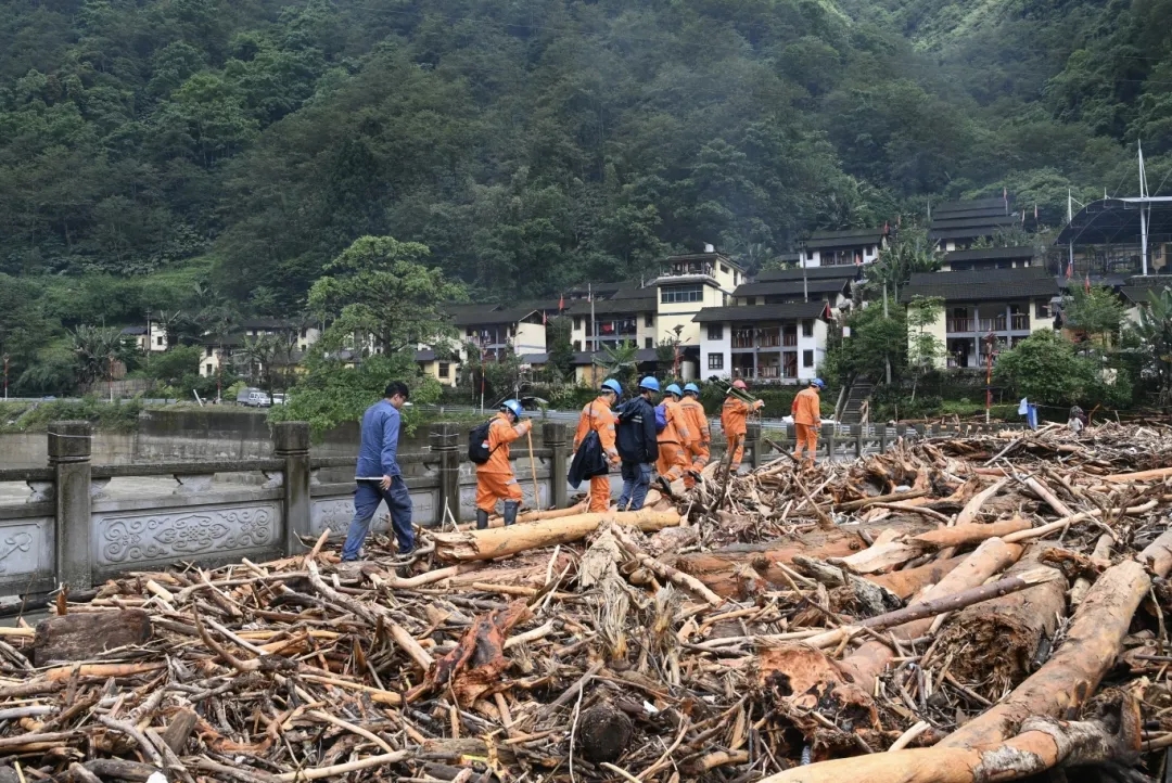 Kakitangan pembaikan kecemasan dari China Southern Power Grid meredah halangan untuk menjalankan kerja pembaikan di tapak pada 5 Jun. (Foto oleh Lai Zengpeng)