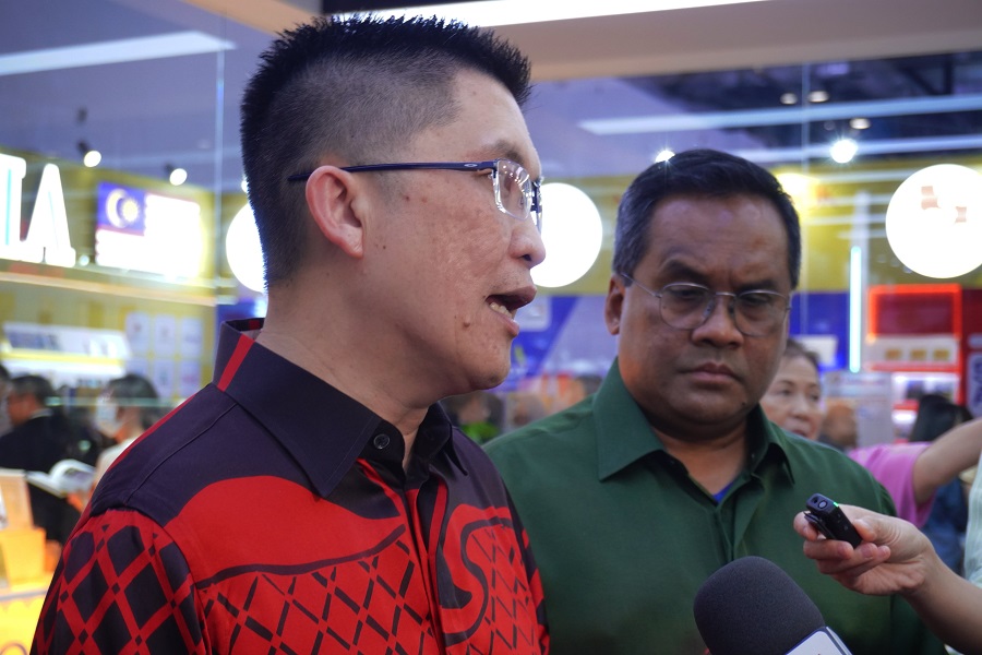 Wong Kah Woh, Menteri Pendidikan Malaysia (kiri) bercakap kepada pemberita selepas merasmikan Pavilion Malaysia di BIBF 2025 di Beijing, ibu negara China pada Rabu. (People’s Daily Online/ Yang Chunyan)