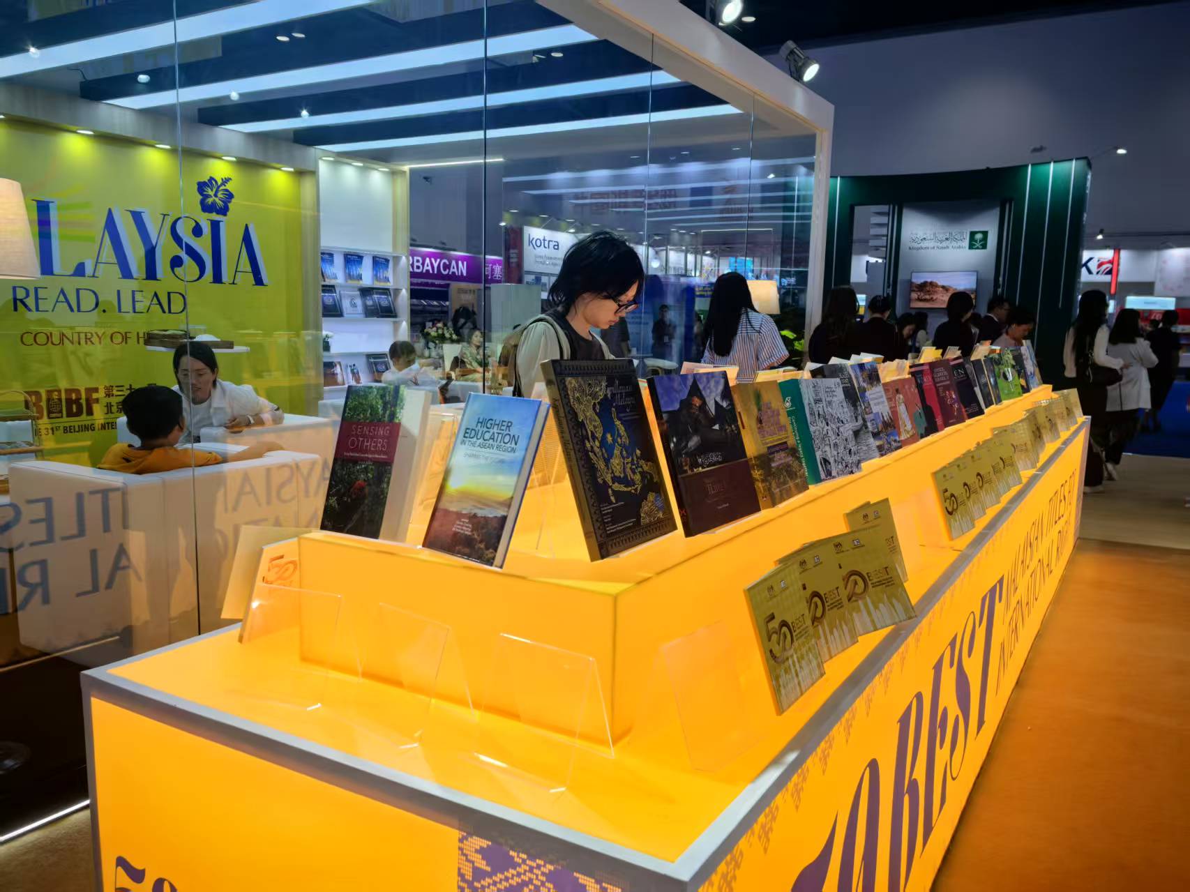 Orang awam melawat Pavilion Malaysia di BIBF 2025 di Beijing, ibu negara China pada Rabu. (People’s Daily Online/ Yang Chunyan)