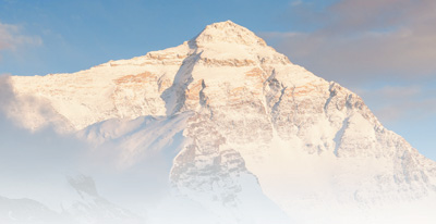 Foto diambil dari kem induk Gunung Qomolangma di kaunti Tingri, bandar Xigaze di Wilayah Autonomi Xizang di barat daya China yang memaparkan pemandangan Gunung Qomolangma sewaktu matahari terbenam. (Xinhua/Ding Ting)