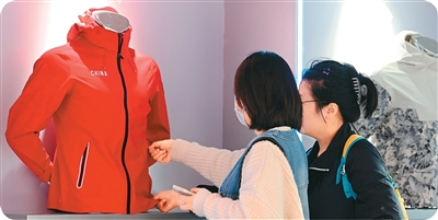 Dua peserta pameran mempelajari tentang jaket ‘Anta Storm Mecha’ di reruai pakaian sukan China jenama Anta semasa pameran di Pusat Konvensyen dan Pameran Antarabangsa Jinjiang di bandar Quanzhou, Wilayah Fujian tenggara China. (Xinhua/Wei Peiquan)