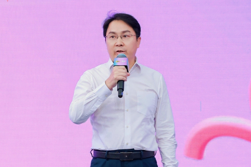 Datuk bandar Qinzhou, Li Yucheng membuat promosi. Foto ihsan penganjur