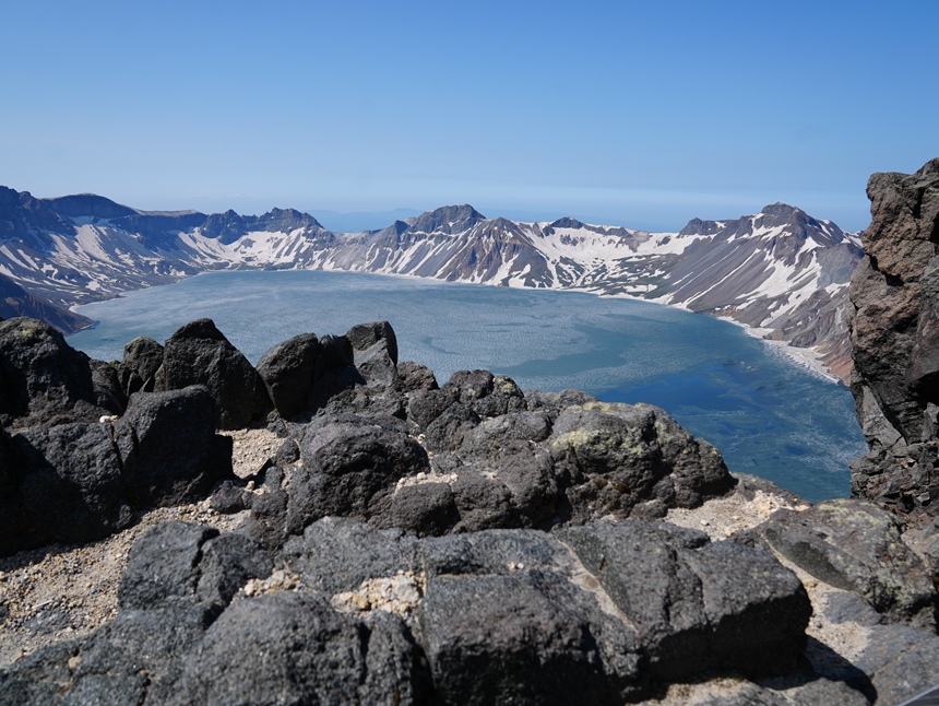 Musim Panas Tiba, Air Jernih di Tasik Tianchi Kini Kembali Menjelma