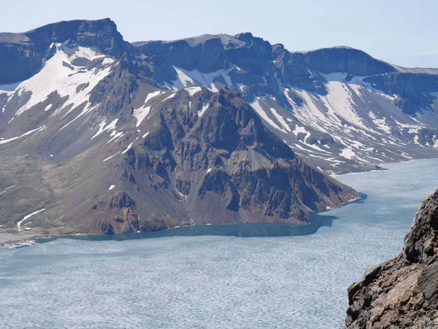 Musim Panas Tiba, Air Jernih di Tasik Tianchi Kini Kembali Menjelma