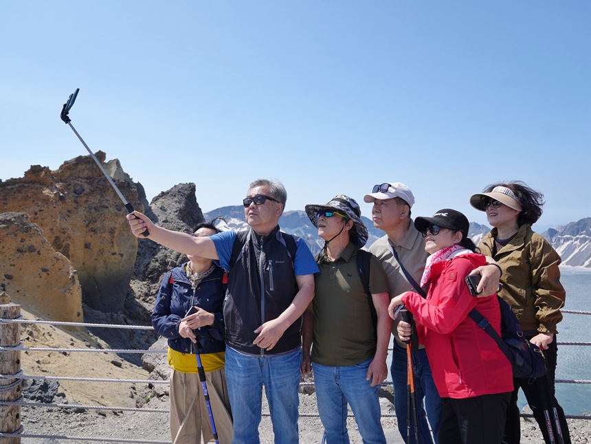 Musim Panas Tiba, Air Jernih di Tasik Tianchi Kini Kembali Menjelma