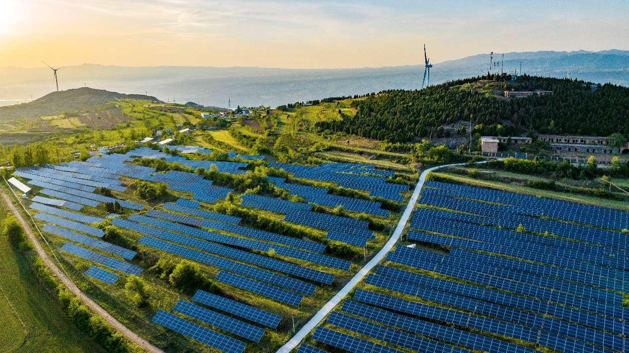 Foto memaparkan ladang solar di kawasan pekan Gaomiao, Sanmenxia, Provinsi Henan di tengah China. (People’s Daily Online/Sun Meng)