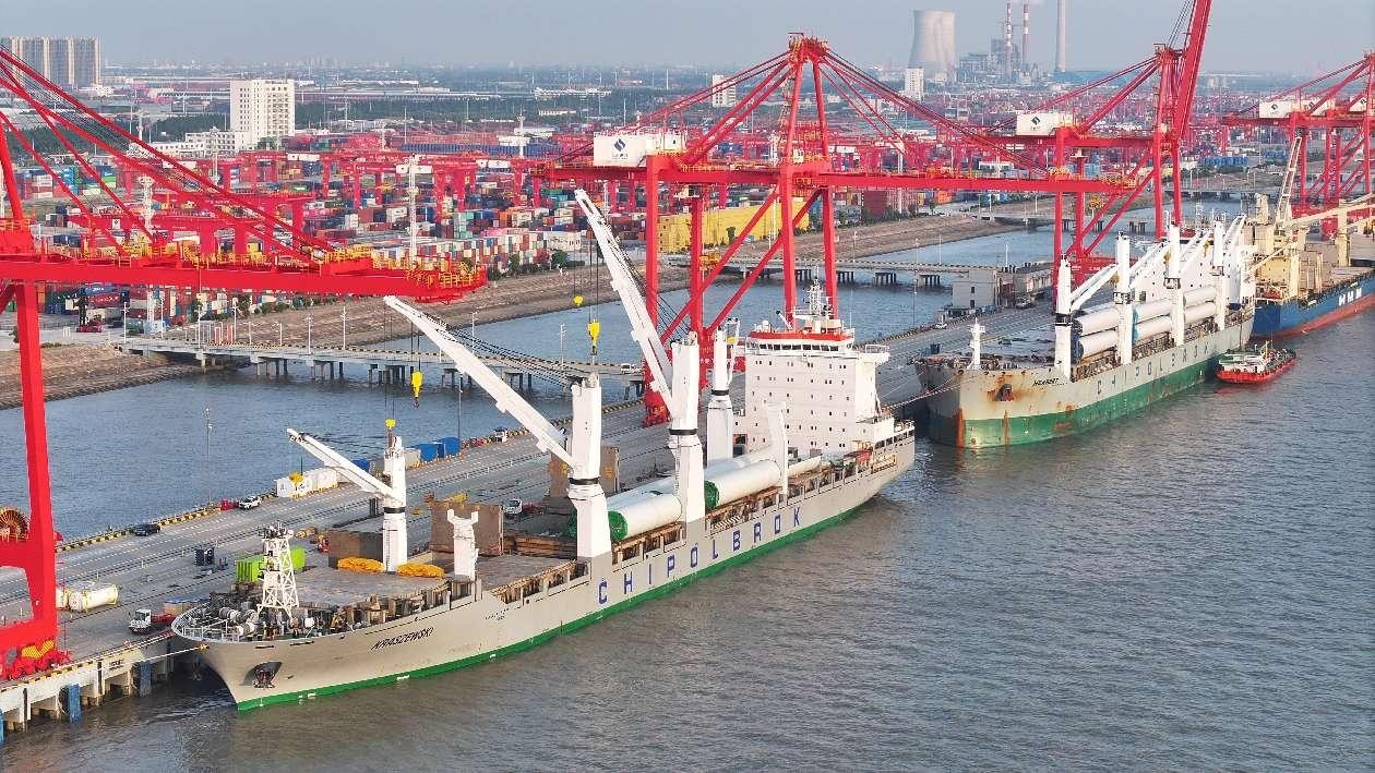 Peralatan tenaga angin dimuatkan ke kapal yang menuju ke negara Jalur dan Laluan di sebuah terminal di Provinsi Jiangsu di timur China, 13 Mac 2025. (People's Daily Online/Ji Haixin)