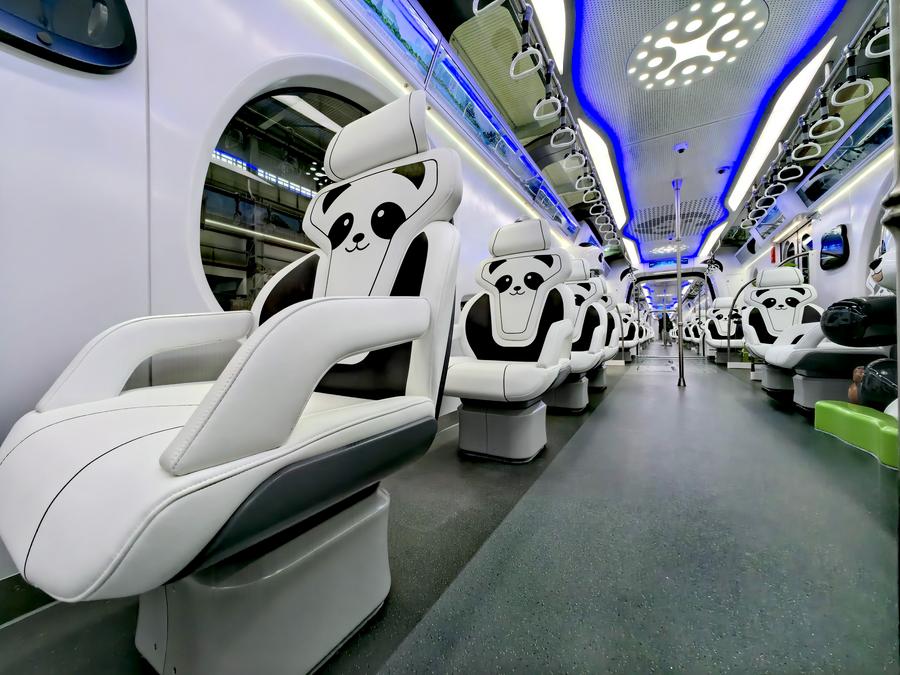 Sebuah kereta api monorel bertemakan panda membuat penampilan sulu ngnya di Perbandaran Chongqing di barat daya China pada 18 Jun 2025. (Foto kepada Xinhua oleh Syarikat (Kumpulan) Transit Rel Chongqing)