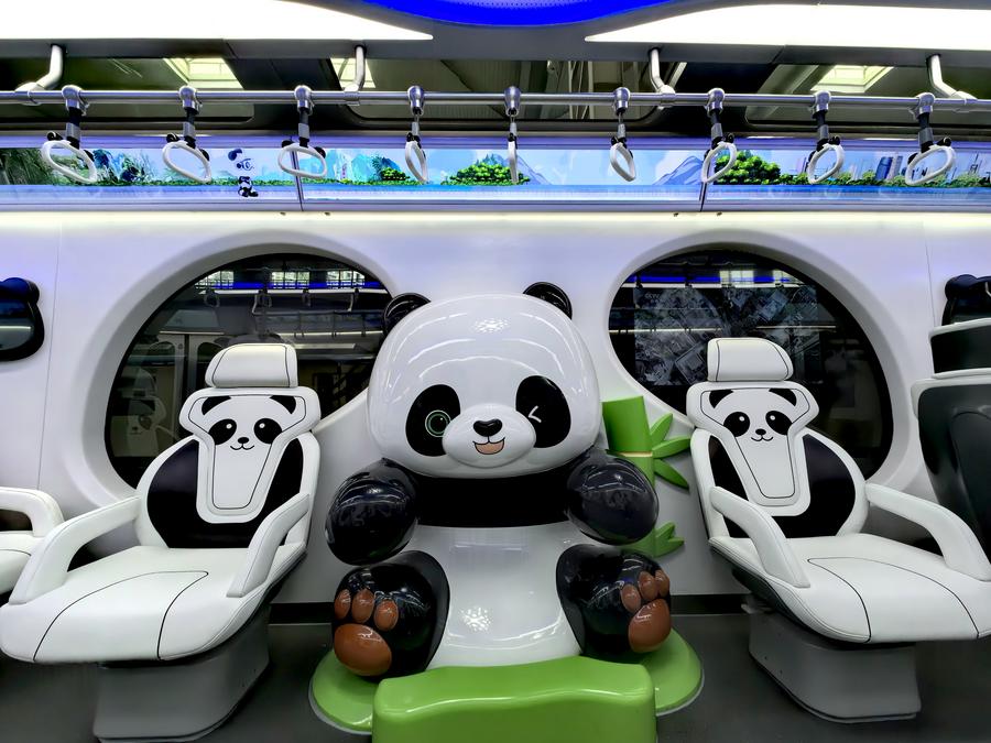 Sebuah kereta api monorel bertemakan panda membuat penampilan sulungnya di Perbandaran Chongqing di barat daya China pada 18 Jun 2025. (Foto kepada Xinhua oleh Syarikat (Kumpulan) Transit Rel Chongqing)