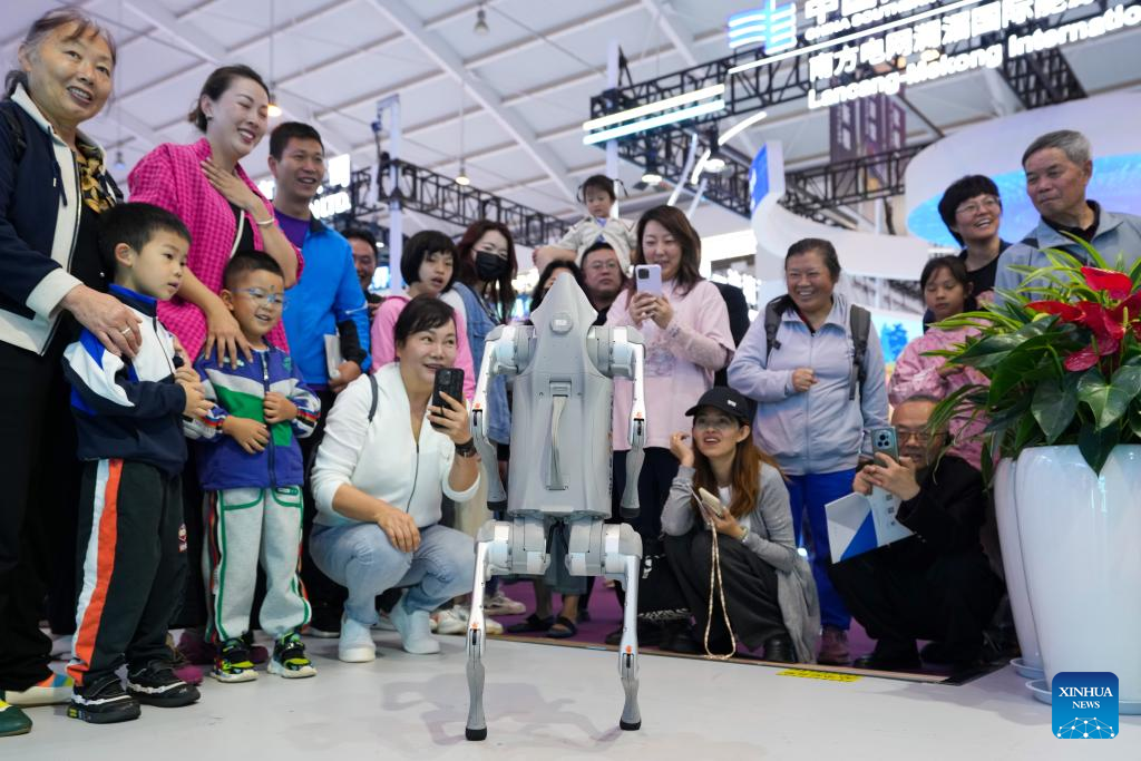 Orang ramai menyaksikan persembahan anjing robot semasa Ekspo China-Asia Selatan yang ke-9 di Kunming, Provinsi Yunnan di barat daya China pada 22 Jun 2025. (Xinhua/Chen Xinbo)