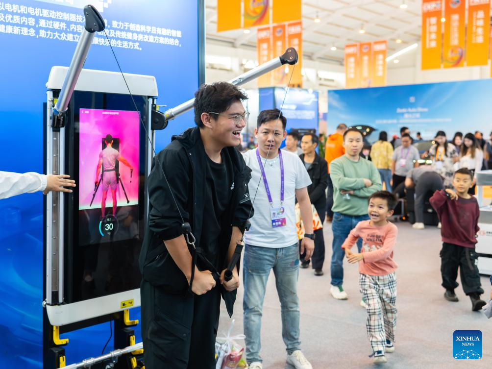 Seorang pengunjung mencuba peralatan kesihatan AI semasa Ekspo China-Asia Selatan yang ke-9 di Kunming, Provinsi Yunnan di barat daya China pada 22 Jun 2025. (Xinhua/Gao Yongwei)