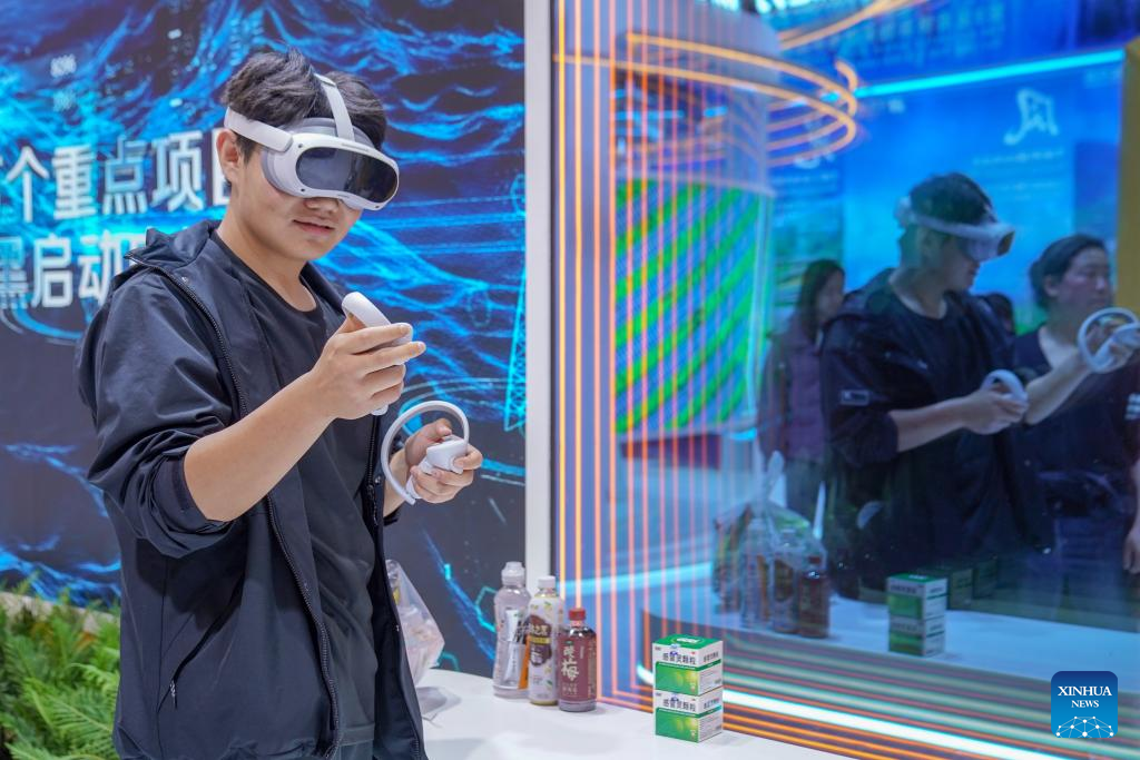 Seorang pelawat mencuba peranti VR semasa Ekspo China-Asia Selatan yang ke-9 di Kunming, Provinsi Yunnan di barat daya China pada 22 Jun 2025. (Xinhua/Peng Yikai)