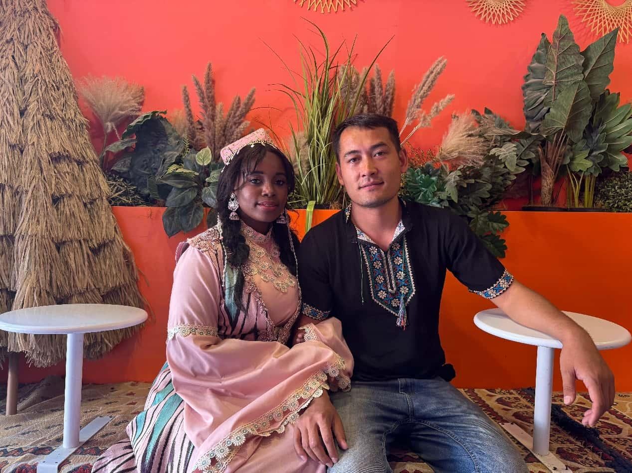 Pasangan Dilxat Tursun (kanan) dan Hadiya. (Foto oleh Dilxat Tursun)