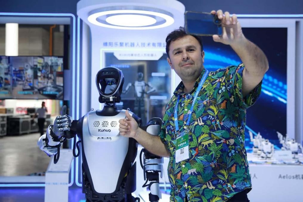 Seorang warga asing sedang mengambil swafoto di Pameran Antarabangsa China Barat ke-20 yang diadakan di Chengdu, Provinsi Sichuan, barat daya China pada 26 Mei 2025. (People’s Daily Online/Chen Dongdong)