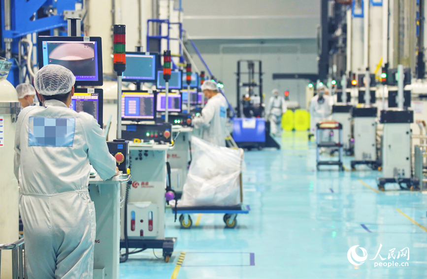 Foto para pekerja di bengkel pengeluaran Wafer Works (Zhengzhou) Corporation di Zon Ekonomi Lapangan Terbang Zhengzhou di Provinsi Henan, utara China. (People’s Daily Online/Huo Yaping)