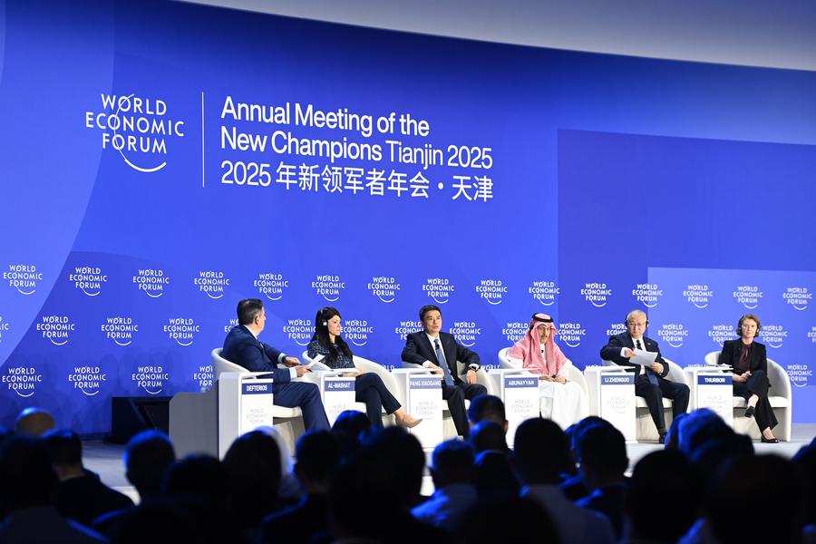 Tetamu menghadiri sesi selari ‘Checking In on the Energy Transition’ semasa Forum Davos Musim Panas 2025 di Pusat Pameran dan Konvensyen Kebangsaan (Tianjin) di Perbandaran Tianjin, utara China pada 24 Jun 2025. (Xinhua/Zhao Zishuo)