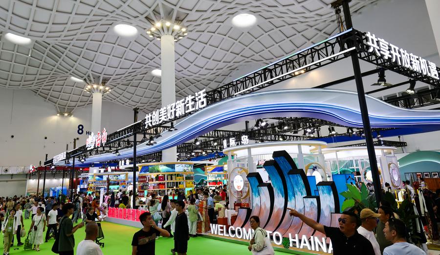 Orang ramai melawat Zon Jenama Domestik di Ekspo Produk Pengguna Antarabangsa China (CICPE) ke-5 di Haikou, Provinsi Hainan di selatan China, pada 17 April 2025. (Xinhua/Yang Guanyu)
