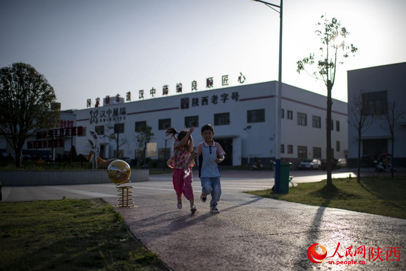 Kanak-kanak sedang bermain di kawasan luar di pusat inovasi dan penyelidikan anyaman rotan di perbandaran Huangguan, daerah Nanzheng, Hanzhong, Provinsi Shaanxi, barat laut China. (People’s Daily Online/Weng Qiyu)