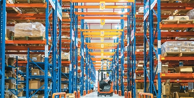 Seorang petugas di syarikat e-dagang rentas sempadan sedang memandu trak angkat-susun untuk mengalih barangan import di sebuah gudang di bandar Jinhua, Provinsi Zhejiang, di timur China pada 16 Jun 2025. (Foto oleh Yang Meiqing)