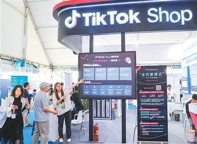 Pengunjung sedang melawat reruai TikTok Shop semasa berlangsungnya Ekspo E-dagang Rentas Sempadan Lembangan Sungai Kuning 2025. (Foto oleh Zhang Jingang)