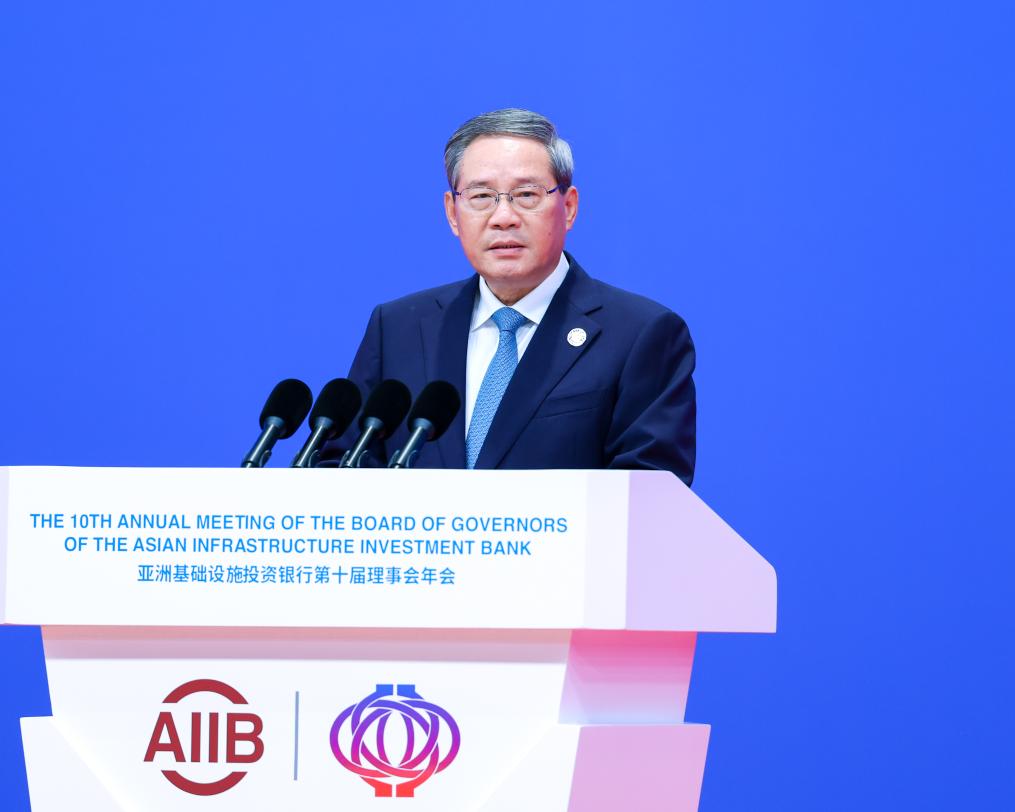 Perdana Menteri China, Li Qiang menghadiri dan menyampaikan ucaptama semasa acara pembukaan Mesyuarat Tahunan ke-10 Lembaga Pengelola Bank Pembangunan Infrastruktur Asia (AIIB) di Beijing, ibu negara China pada 26 Jun 2025. (Xinhua/Liu Bin)