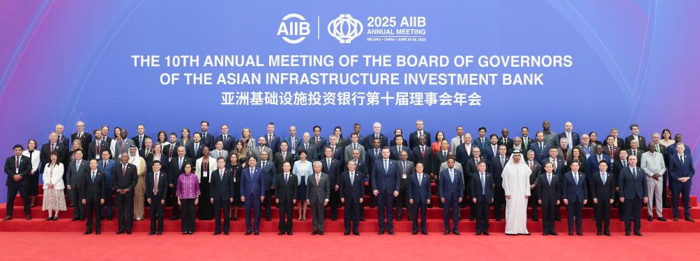 Perdana Menteri China, Li Qiang menghadiri dan menyampaikan ucaptama semasa acara pembukaan Mesyuarat Tahunan ke-10 Lembaga Pengelola Bank Pembangunan Infrastruktur Asia (AIIB) di Beijing, ibu negara China pada 26 Jun 2025. (Xinhua/Ding Haitao)