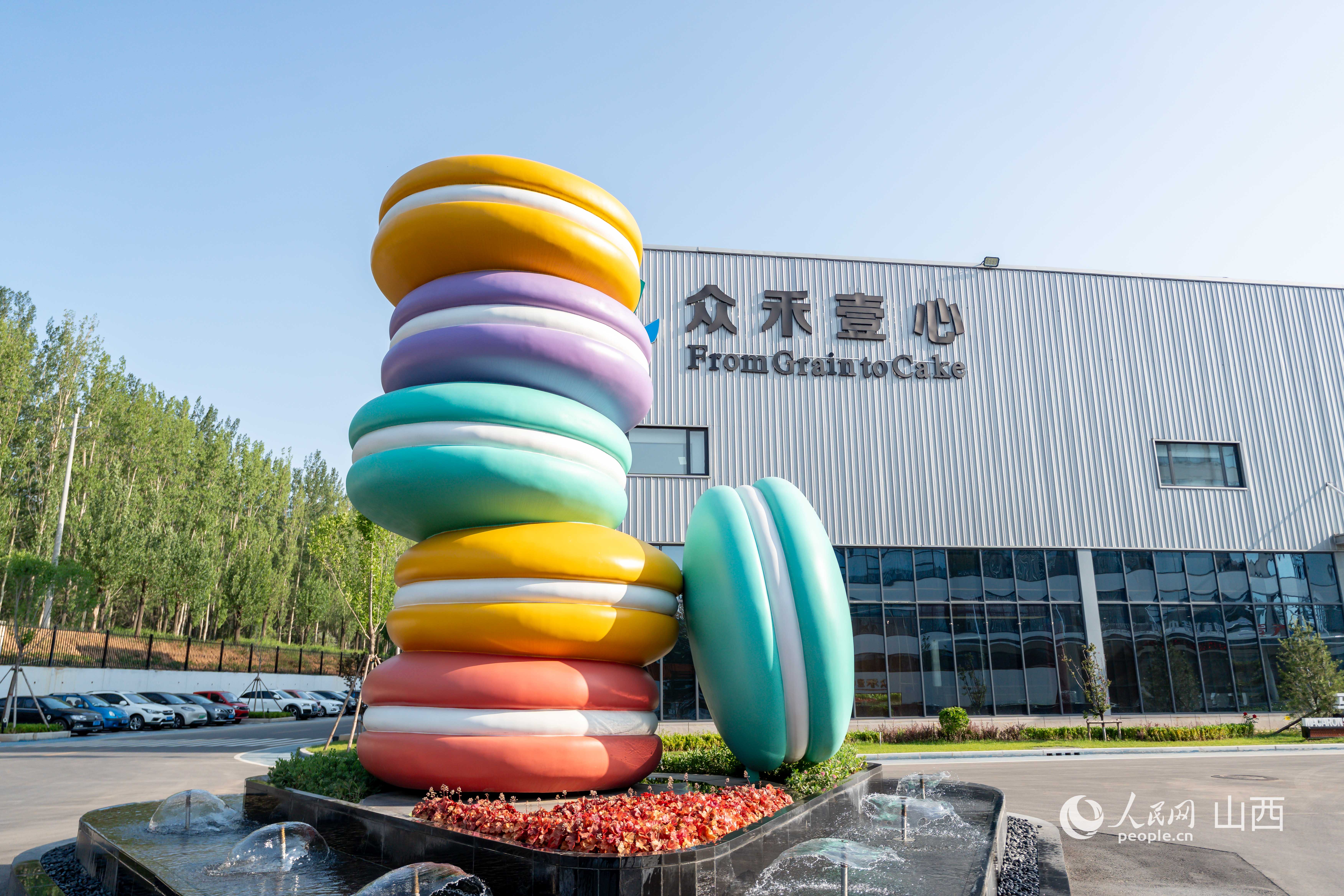 Hiasan bertemakan makaron dilihat di fasiliti perindustrian Kumpulan Shanxi Zhonghe Yixin, pengeluar pencuci mulut yang pesat berkembang di bandar Gaoping, Provinsi Shanxi di utara China. (People’s Daily Online/Ma Mengdi)