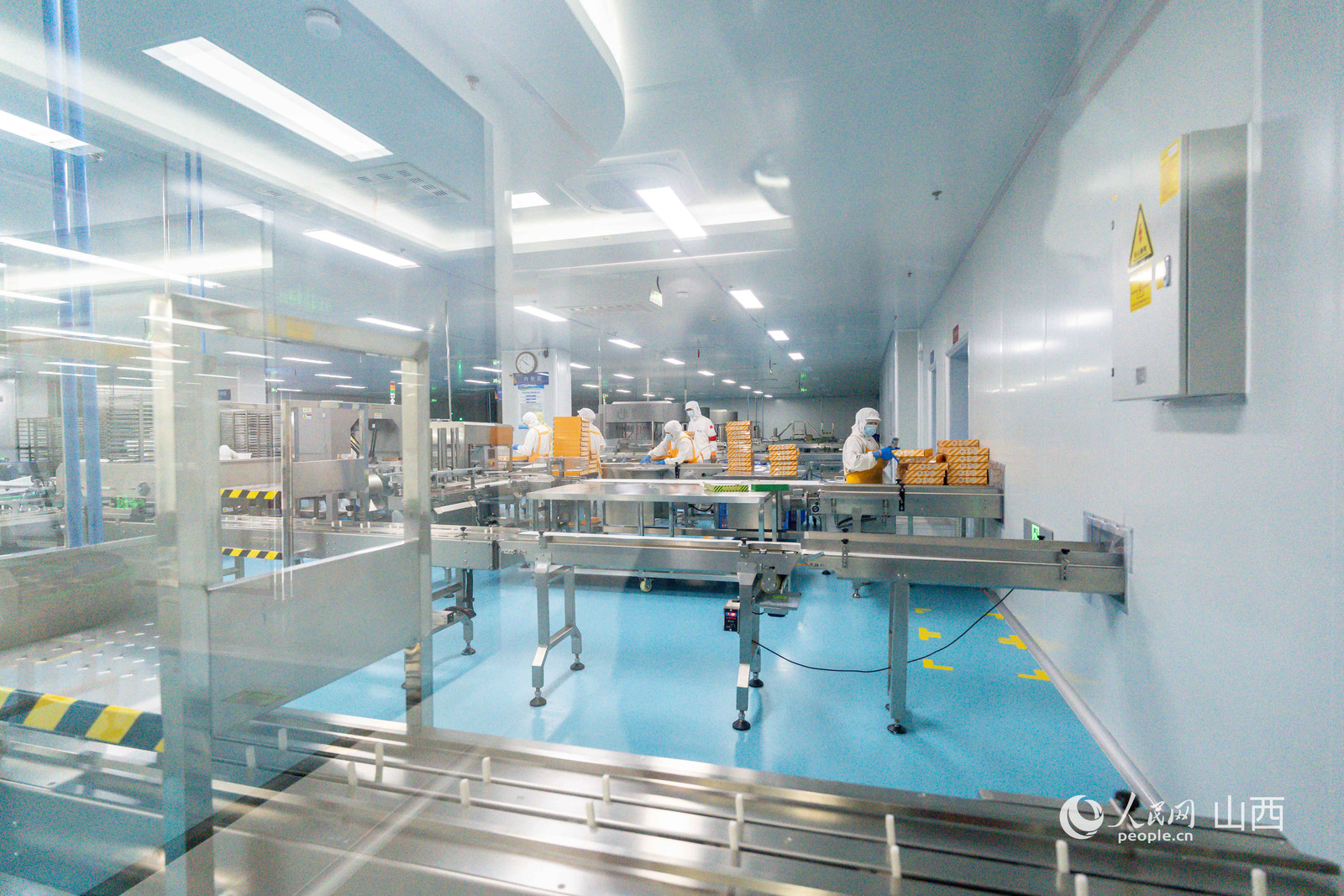 Para pekerja sedang membungkus produk di bengkel pengeluaran Kumpulan Shanxi Zhonghe Yixin, pengeluar pencuci mulut yang pesat berkembang di bandar Gaoping, Provinsi Shanxi di utara China. (People’s Daily Online/Ma Mengdi)