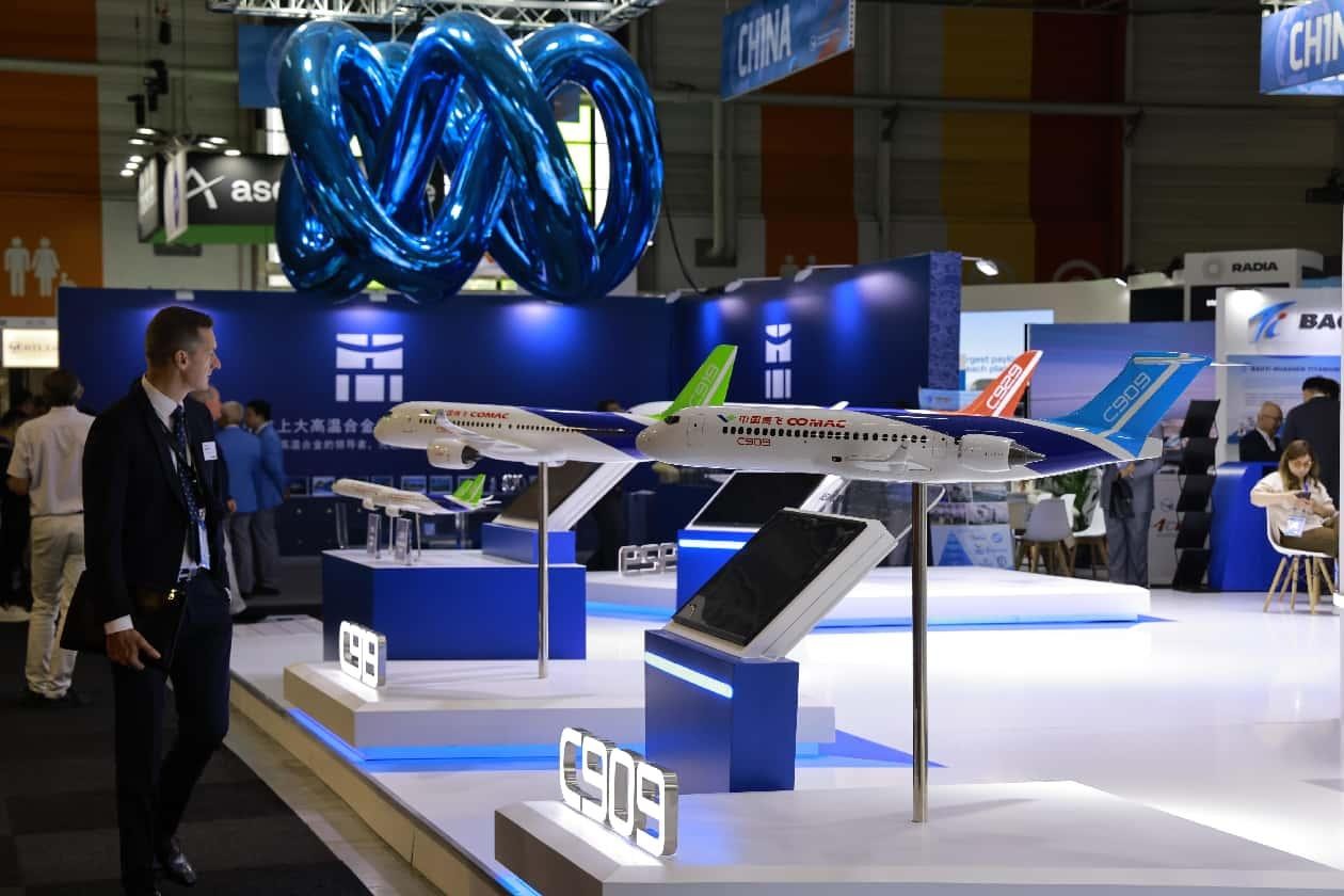 Foto memperlihatkan reruai pameran Perbadanan Pesawat Komersial China (COMAC) di Air Show Paris ke-55 yang diadakan di Lapangan Terbang Le Bourget dekat Paris, Perancis. (People’s Daily/Shang Kaiyuan)
