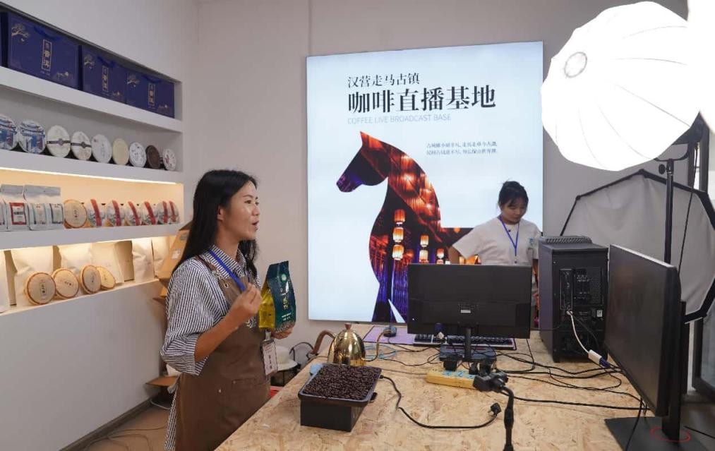 Seorang wanita menjual biji kopi menerusi penstriman langsung di daerah Longyang, Baoshan, Provinsi Yunnan, di barat daya China. (People’s Daily Online/Liang Zhiqiang)