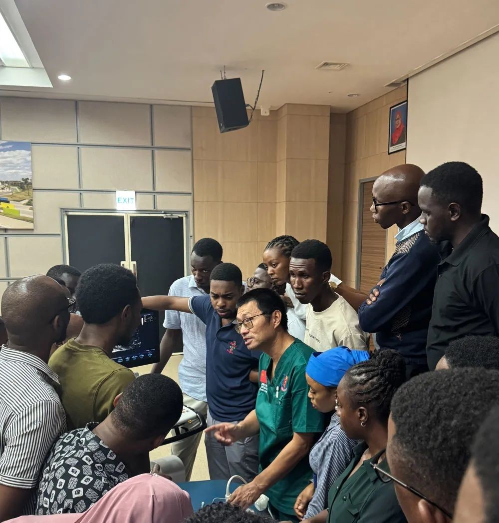 Zhang Junqiao (tengah) menawarkan latihan buat pelajar perubatan tempatan di Hospital Kebangsaan Muhimbili di Dar es Salaam, Tanzania.