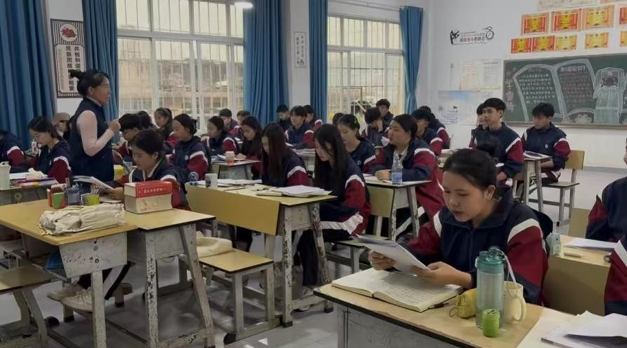 Para pelajar Laos mempelajari bahasa Mandarin di Sekolah Menengah Vokasional Mengla. (People’s Daily/Qu Pei)