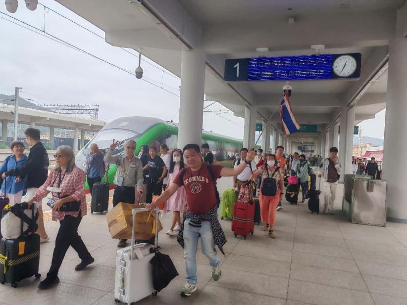 Penumpang yang menaiki kereta api China-Laos tiba di Mohan, kaunti Mengla, Provinsi Yunnan di barat daya China. (Foto oleh Huang Yuanfei)