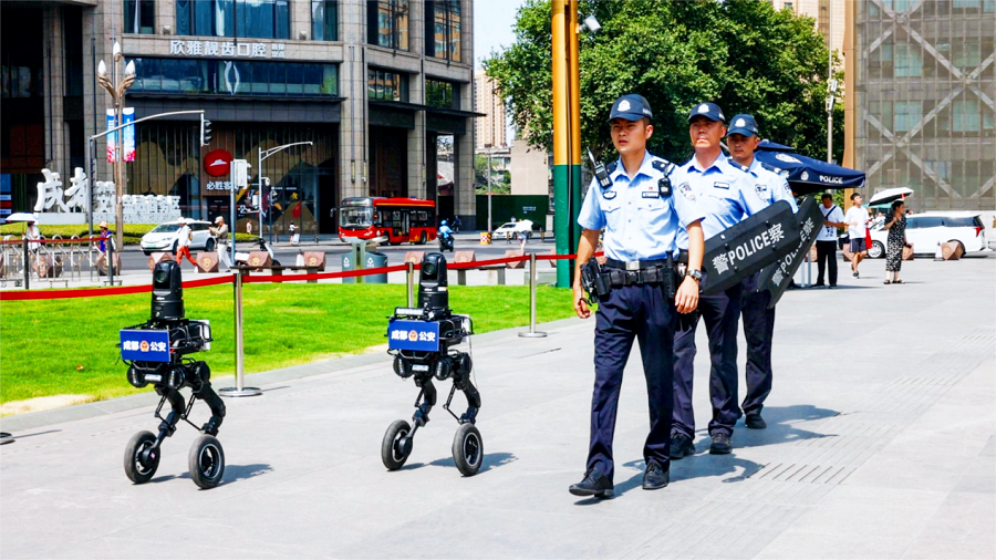 Anjing robot dan robot membantu polis melaksanakan kerja-kerja pengawasan keselamatan awam di Chengdu. 