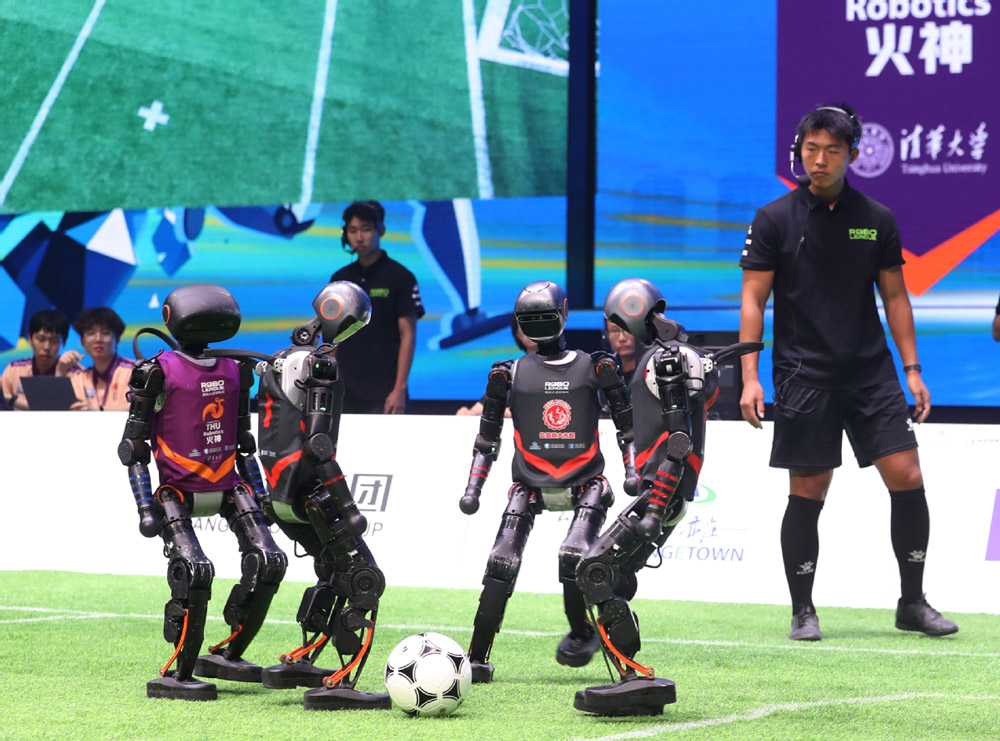 Robot dari pasukan Robotik THU Universiti Tsinghua menentang pasukan Blaze dari Universiti Sains dan Teknologi Maklumat Beijing dalam satu perlawanan pada 28 Jun 2025. (China Daily/Zou Hong)