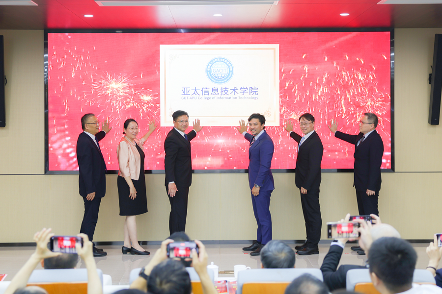 Sekitar pelancaran Kolej Teknologi Maklumat GUT-APU (GACIT) di Universiti Teknologi Guilin (GUT), Wilayah Autonomi Zhuang Guangxi China. (Foto kiriman penganjur kepada People’s Daily Online)