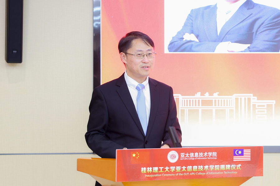 Naib Canselor APU, Profesor Dr Ho Chin Kuan ketika menyampaikan ucaptama pada majlis perasmian Kolej Teknologi Maklumat GUT-APU (GACIT) di Universiti Teknologi Guilin (GUT), Wilayah Autonomi Zhuang Guangxi China. (Foto kiriman penganjur kepada People’s Daily Online)
