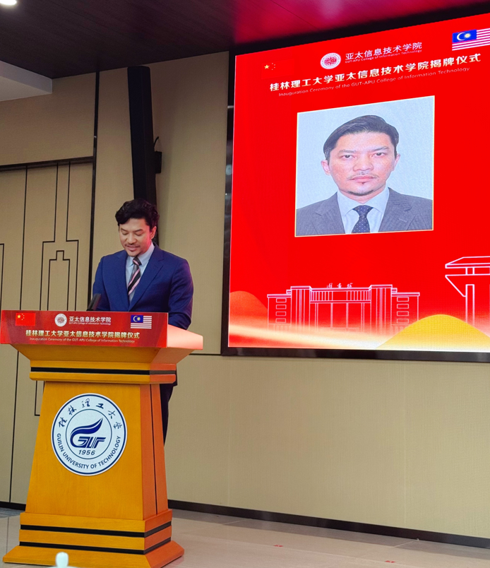 Foto Kaunselor Pendidikan di Kedutaan Malaysia di China, Muhammad Sallehuddin Mohd Dilif ketika menyampaikan ucapan pada majlis perasmian Kolej Teknologi Maklumat GUT-APU (GACIT) di Universiti Teknologi Guilin (GUT), Wilayah Autonomi Zhuang Guangxi China. (Foto kiriman penganjur kepada People’s Daily Online)