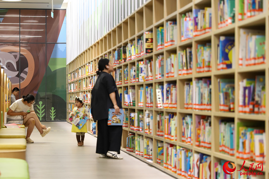 Dewan Utara Perpustakaan Shenzhen Tawar ‘Kilang’ Pengisihan Buku Pintar