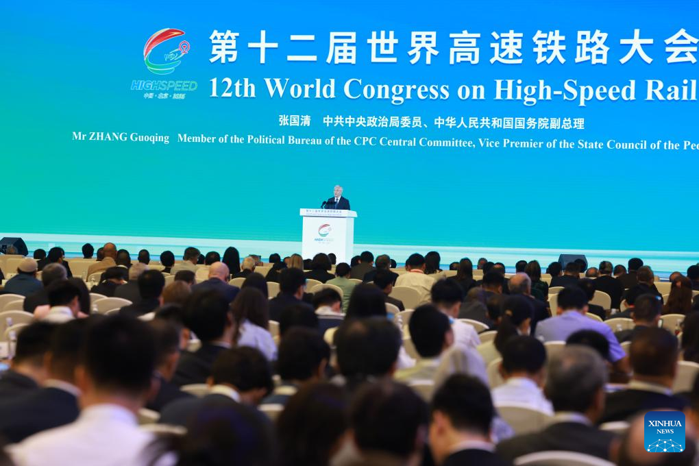 1.	Naib Perdana Menteri China, Zhang Guoqing yang juga anggota Biro Politik Jawatankuasa Pusat Parti Komunis China sedang menyampai ucaptama semasa pembukaan Kongres Kereta Api Laju Dunia ke-12 di Beijing, ibu negara China pada 8 Julai 2025. (Xinhua/Ding Lin)