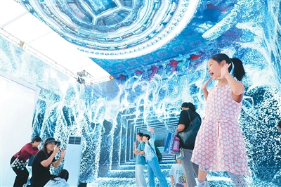 Pengunjung berfoto di satu ruang panorama yang mengasyikkan semasa Pameran Antarabangsa untuk Perdagangan dalam Perkhidmatan China (CIFTIS) 2024 di kawasan pameran bertema Perkhidmatan Pelancongan dan Kebudayaan di Taman Shougang di Beijing. (Xinhua/Ren Chao)